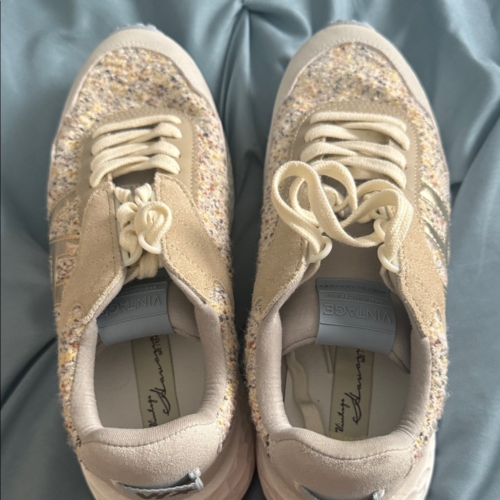 Vintage Havana Beige and Gold Textured Sneakers - Picture 2 of 4